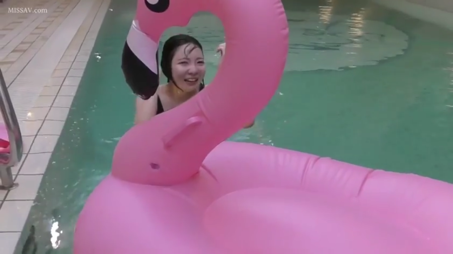 兴奋 · 头部特写 · 室内泳池 · 黑色泳装 · 水面波纹 · 火烈鸟浮排