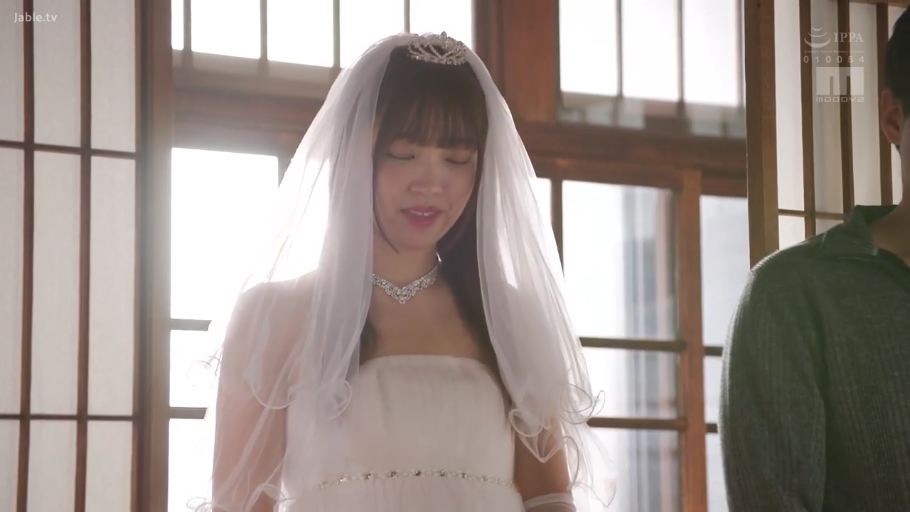 室内 · 站姿 · 上半身 · 婚纱