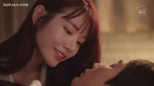 俯身 · 脸部特写 · 卧室 · 白色上衣