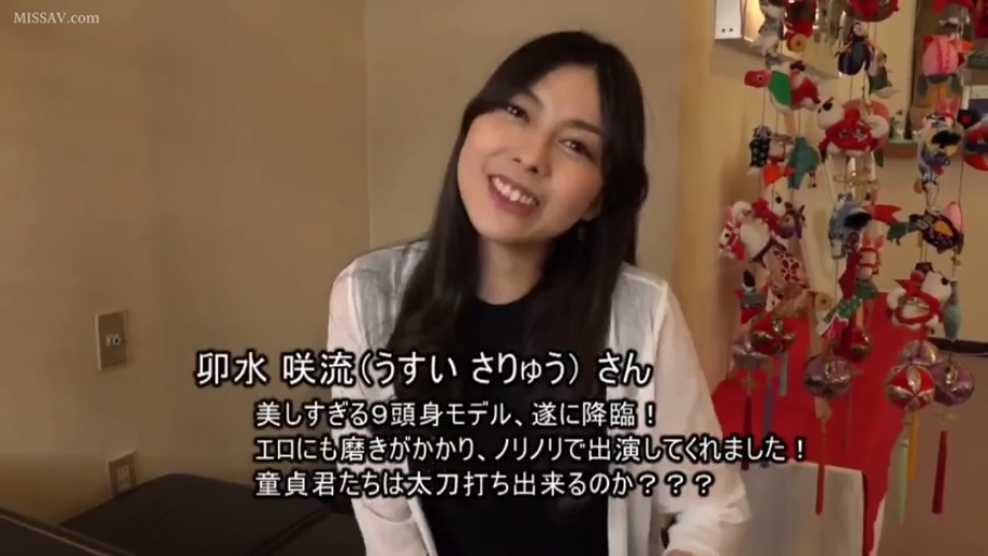 室内 · 站立 · 字幕 · 微笑 · 半身 · 对视 · 黑色上衣 · 挂饰