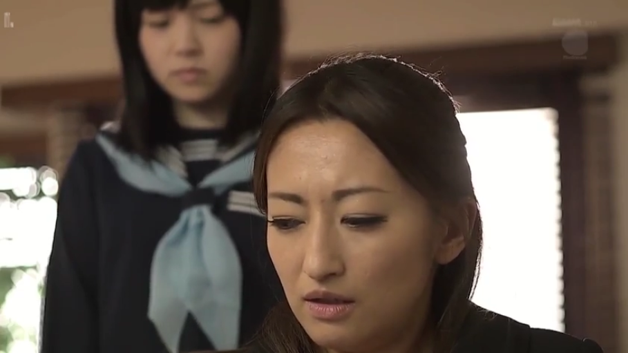 室内 · 休闲便装 · 年轻女性半身像 · 年轻女性表情平淡冷漠