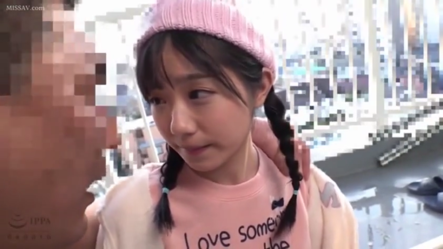 粉色帽子 · 不知所措 · 光线明亮 · 阳台 · 女性面部特写 · 针织帽