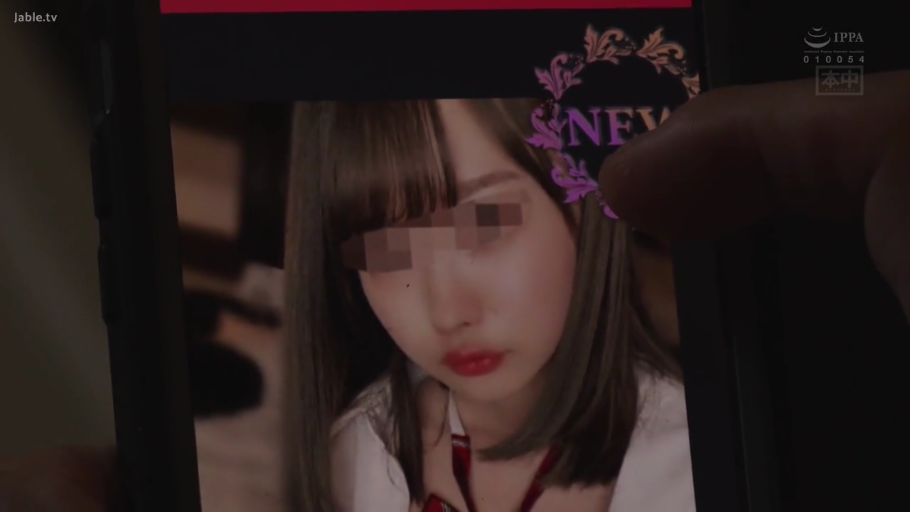 面部特写 · 办公室内 · 闭目 · 端坐 · 凝重 · 中年男性 · 蓝色领带