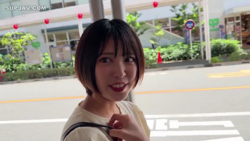 Stand · Smile · 面部特写 · 挎包 · 短发 · Outdoor street · 走动 · 浅色T恤