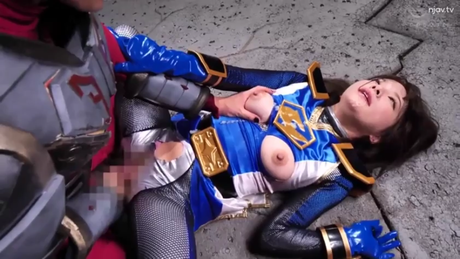 性交 · 胸部特写 · 迷离 · 仰卧 · 战队服 · 碎石地