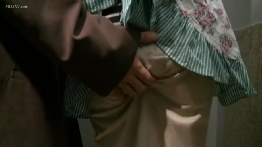 室内 · 站立 · 臀部特写 · 裙子 · 痴汉 · 未露脸 · 摸臀