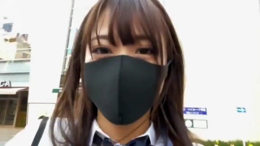 深色领带 · 面部特写 · 户外街道 · 黑色口罩 · 无明显体液痕迹 · 眼神注视
