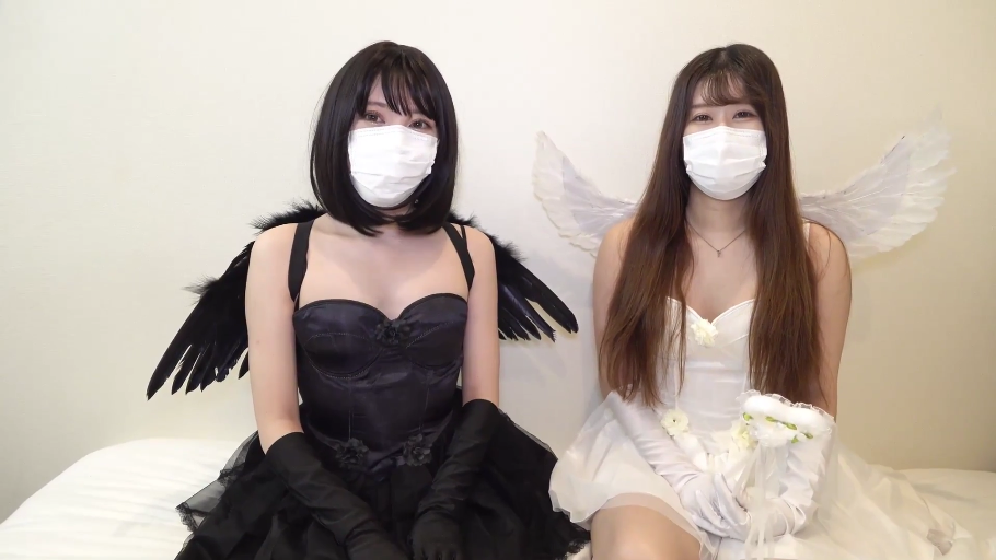 室内 · 坐姿 · 半身 · 双人 · 注视镜头 · 翅膀 · 黑色与白色角色扮演裙 · 微笑且戴口罩