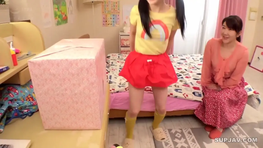 卧室 · 年长女性穿着粉色上衣和碎花长裙 · 礼盒 · 礼盒特写 · 年长女性注视 · 房间布置有卡通风格