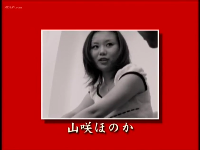 室内 · 平静 · 脸部特写 · 白色上衣 · 黑白画质照片
