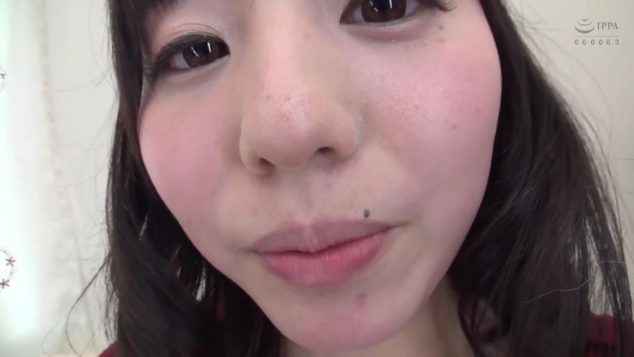 室内 · 注视镜头 · 唇部特写 · 红色上衣 · 高画质
