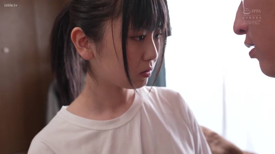 室内 · 不悦 · 侧面特写 · 白いTシャツ