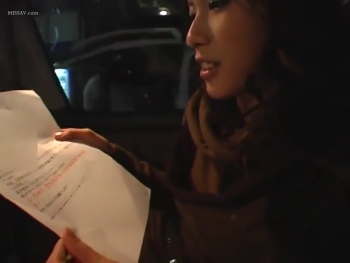说话 · 侧脸特写 · 文件 · 深色围巾 · 汽车内 · 夜间环境