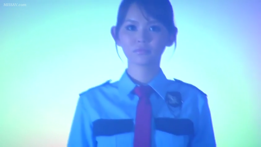 室内 · 平静 · 脸部特写 · 保安制服 · 光线明亮