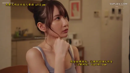 餐桌旁 · Close-up of the face · 思考 · Sleeveless vest