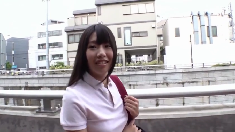 站立 · 中景 · 户外街道 · 白色POLO衫