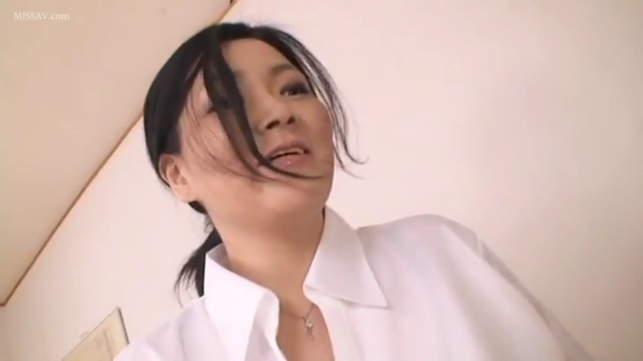 室内 · 俯身 · 白衬衫 · 微笑 · 面部特写 · 俯视