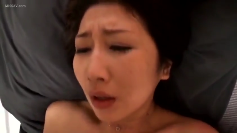 高潮 · 卧室 · 裸体 · 出汗 · 脸部表情特写 · 性交