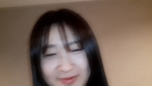 室内 · 坐姿 · 面部 · 女性 · 注视 · 开心 · 格子衫