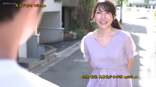 开朗 · 屋外通り · 浅紫色连衣裙 · 女性面部特写
