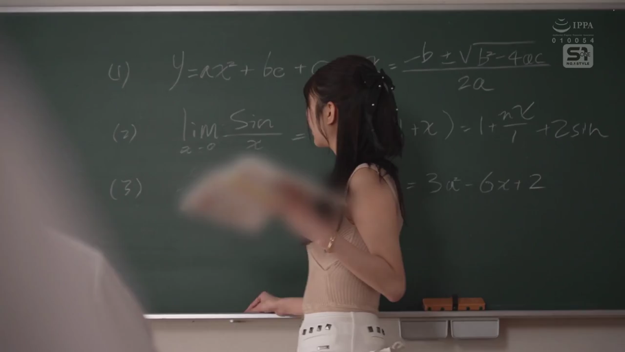 教室 · 专注 · 浅色紧身针织背心 · 粉笔 · 女性侧影特写 · 黑板上写着二次函数和极限公式