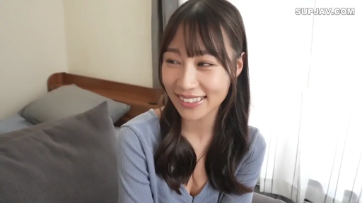坐姿 · 单人 · 甜美 · 卧室 · 微笑 · 枕头 · 面部特写 · 蓝色针织衫