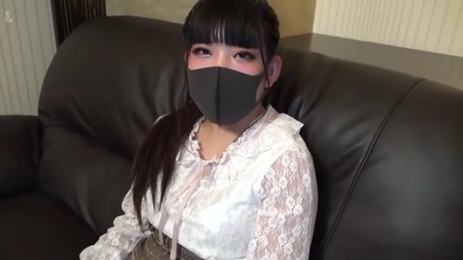 坐姿 · 对视 · 上半身 · 室内沙发 · 白色蕾丝衫 · 亚洲女性 · 戴口罩 · 黑色口罩