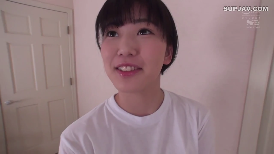 卧室 · 温柔 · 面部特写 · 白色圆领T恤