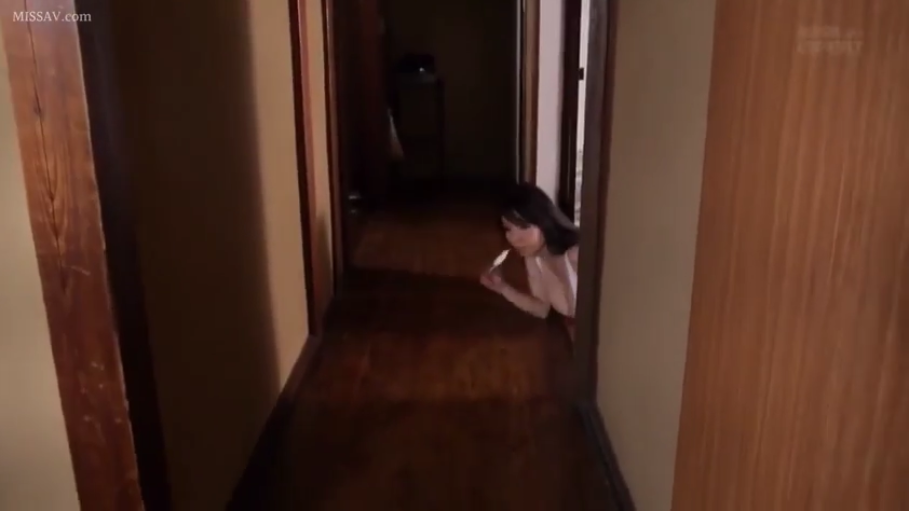 白色无袖上衣 · 室内走廊