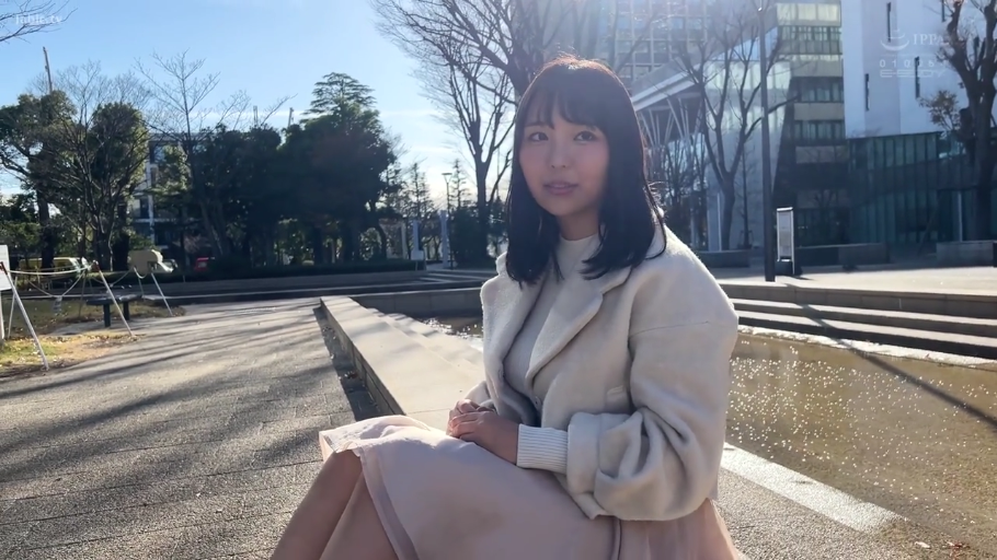 坐姿 · 中景 · 自然 · 素人 · 浅色大衣 · 对谈 · 户外公园