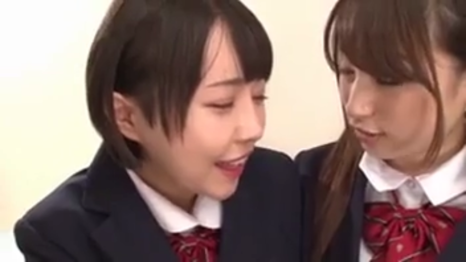 室内 · 脸部特写 · 微笑 · 制服 · 亚洲女性 · 亲密互动 · 靠拢