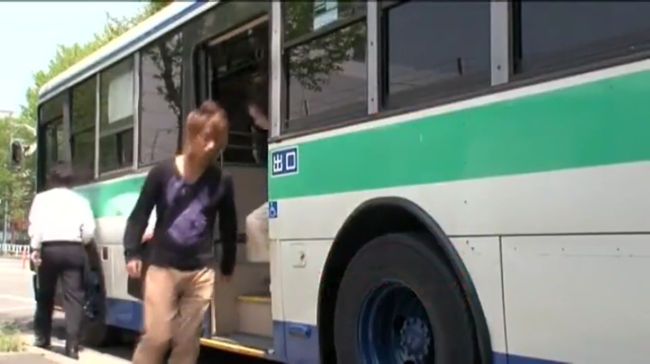 全身 · 行走 · 休闲服 · 模糊 · 巴士 · 下车 · 日间 · 公交车旁