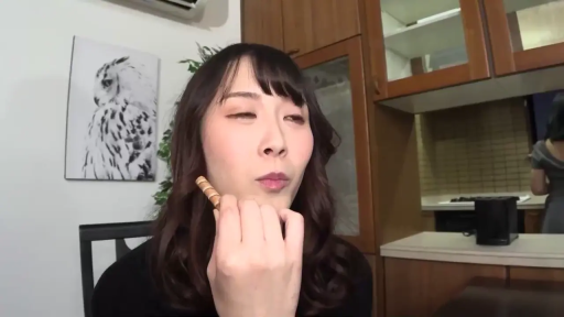 坐姿 · 脸部特写 · 平静 · 厨房 · 黑色上衣 · 吃零食 · 棕色卷发 · 蛋卷