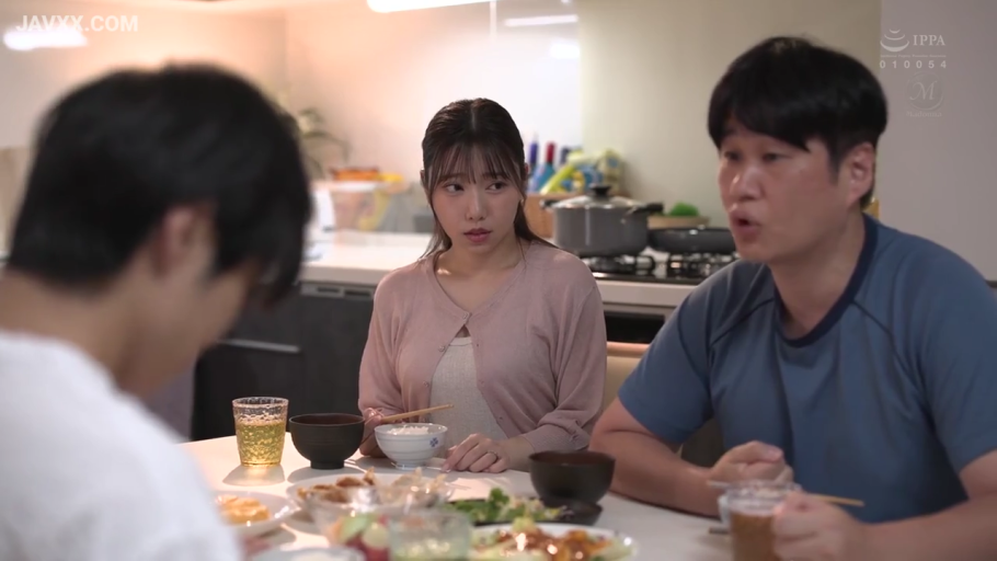 若有所思 · 餐厅 · 粉色针织开衫 · 食物 · 家庭背景 · 年轻女性面部特写