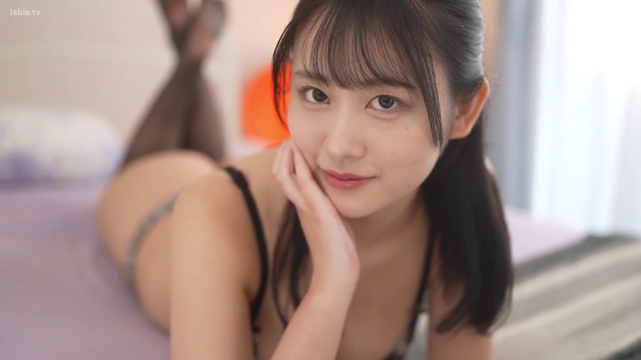 顔部のクローズアップ · 床上 · 黑色蕾丝内衣 · 勾人