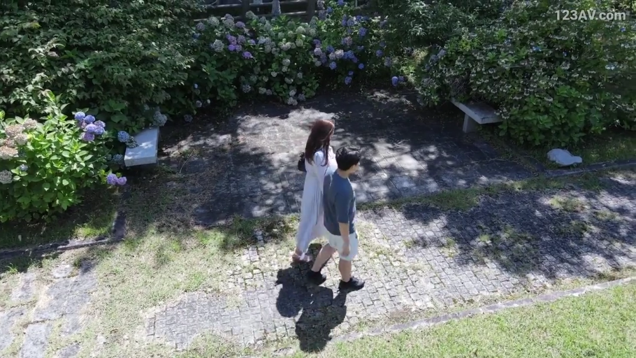 公园小径 · 俯拍视角 · 浅色短裤
