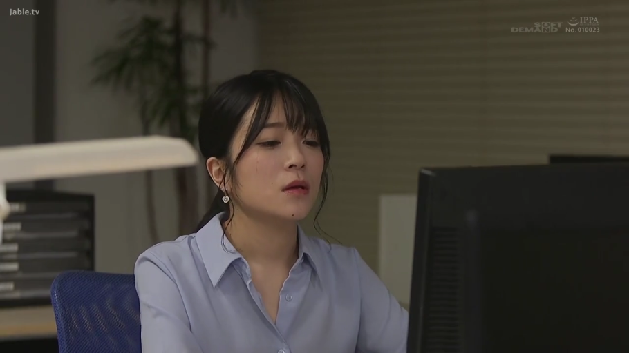 办公室 · 浅蓝色衬衫 · 略带疲惫 · 办公用品 · 背景有盆栽 · 脸部中景特写