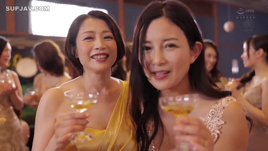 微笑 · 香槟杯 · 两名女性面部特写 · 白色蕾丝晚礼服 · 聚会大厅