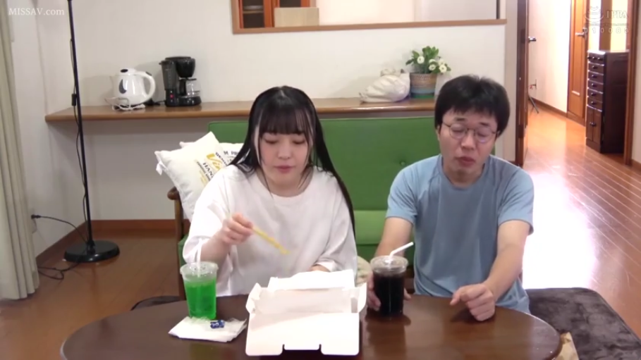 客厅 · 日常交流 · 外卖餐盒 · 室内背景 · 两人上半身镜头 · 男子穿蓝色圆领T恤