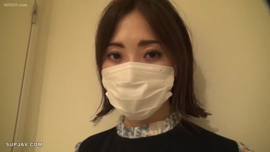 室内 · 注视 · 眼睛 · 碎花领口上衣 · 医用口罩