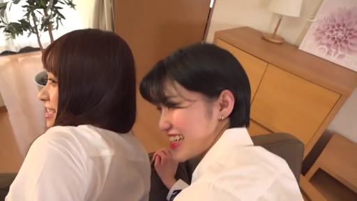 室内 · 坐姿 · 中景 · 白衬衫 · 盆栽 · 微笑 · 交流 · 日本女性