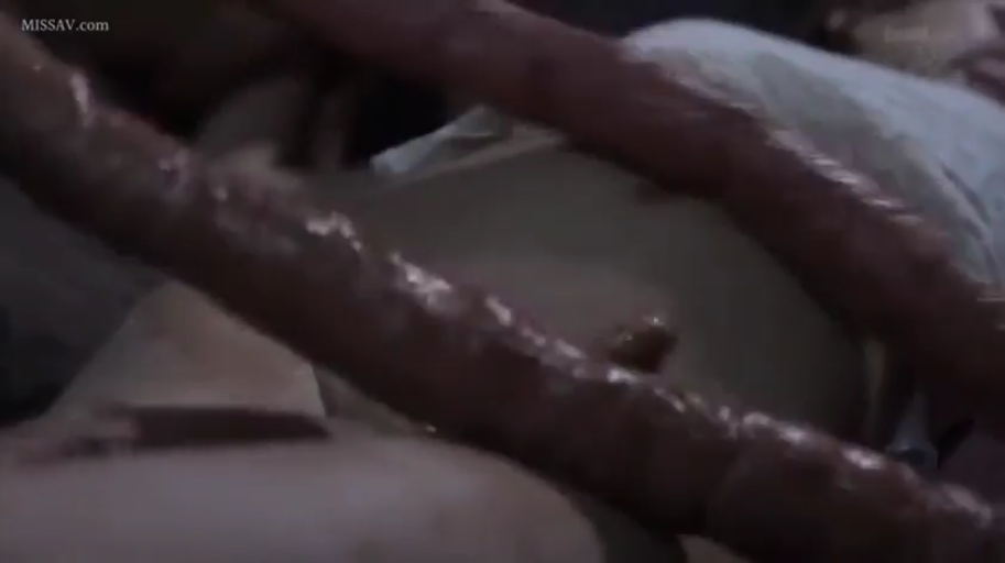 室内 · 仰卧 · 腹部特写 · 白色衣物 · 触手缠绕 · 触手 · 触手题材