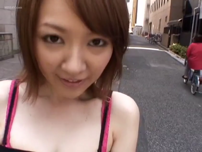 胸部特写 · 注视镜头 · 户外街道 · 粉色边饰 · 日常装束 · 相机或手机