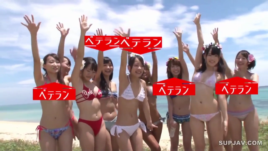 室外 · 比基尼 · 面对镜头微笑 · 人物半身特写 · 比基尼泳衣 · 带有日文标签贴纸