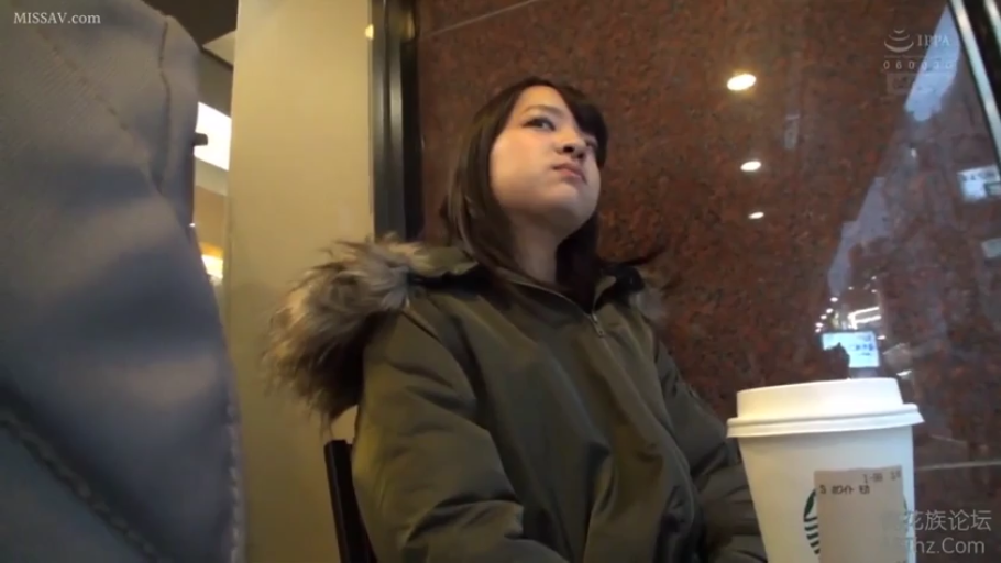 坐姿 · 半身 · 等待 · 咖啡店 · 军绿色外套