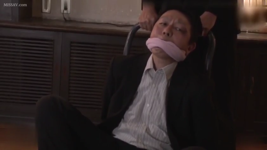 室内 · 被堵住的嘴 · 西装 · 无助 · 粉色毛巾 · 被限制自由