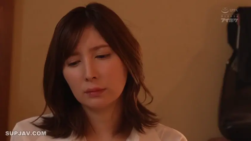 室内 · 坐姿 · 沉思 · 忧郁 · 脸部特写 · 白衬衫 · 熟女