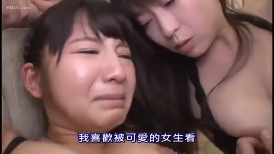 痛哭 · 胸部特写 · 床上 · 泪水 · 黑色内衣肩带 · 同性抚摸