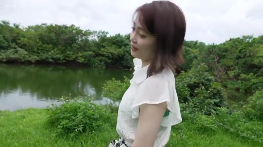 微笑 · 半身 · 短发 · 观望 · 侧站 · 湖边 · 白色雪纺上衣
