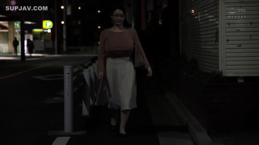 全身 · 单肩包 · 巨乳 · 平静 · 白色长裙 · 散步 · 夜晚街道 · 正面行走